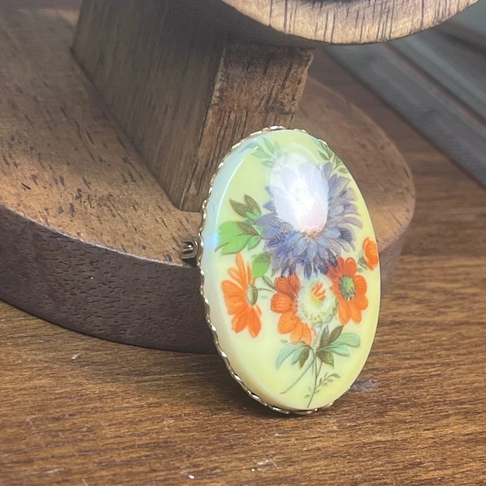 Vtg Oval Floral Brooch Gold Tone Scalloped Frame Purple Orange Flowers Pin
